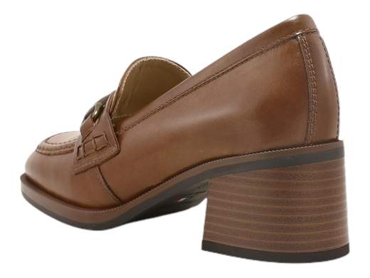 Eleva il tuo stile con il mocassino raffinato da donna NeroGiardini I308180D. Realizzato in pregiata pelle con un elegante accessorio metal, questo mocassino offre un tacco a blocco di 4,5 cm per una camminata sicura e comoda. La suola in gomma antiscivolo assicura una stabilità ottimale. Questo capolavoro italiano unisce moda e funzionalità per una calzatura sofisticata adatta a ogni occasione. Scopri l'artigianalità italiana con NeroGiardini.