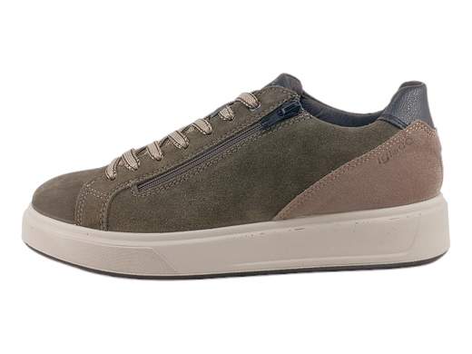 Sneakers in pelle scamosciata con zip laterale e suola ammortizzata. Comode per camminare a lungo, ideali per lavoro e uso quotidiano.<br /><br />Queste sneakers da uomo sono realizzate in pelle scamosciata color bosco/fango, una tonalità raffinata e versatile, perfetta per la stagione autunnale e invernale. La fodera interna in pelle assicura traspirabilità e comfort costante durante tutta la giornata.<br /><br />La calzata è comoda e stabile, grazie alla soletta estraibile in pelle imbottita, ideale anche per chi utilizza plantari personalizzati. La doppia chiusura con lacci a 7 fori e zip laterale permette una regolazione precisa del piede e una calzata rapida, pratica e sicura.<br /><br />Il fondo platform in poliuretano alto 3,5 cm è leggero, flessibile e ammortizzante: accompagna il passo in modo naturale e rende queste sneakers perfette per lunghe camminate, spostamenti urbani e utilizzo prolungato, anche in ufficio.<br /><br />Una sneaker pensata per chi cerca comfort reale, praticità quotidiana e stile sobrio, senza rinunciare alla qualità artigianale italiana.<br /><br />Sceglile ora per affrontare ogni giornata con comfort, praticità e uno stile sempre curato.