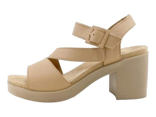 Sandali IGI\&CO Aisha comodi e stabili, con tacco a blocco e calzata extra. Perfetti per chi cammina tanto. Scoprili ora!<br /><br />Hai piedi esigenti e giornate infinite da affrontare? I sandali IGI\&CO Aisha 7674211 sono pronti a farti da spalla (anzi, da suola).<br /><br />Tre fasce avvolgenti abbracciano il piede con eleganza, di cui una regolabile alla caviglia per una calzata personalizzata. La fodera interna è tutta in pelle: freschezza e morbidezza assicurate.<br /><br />Il sottopiede è imbottito come un piccolo cuscino di relax, mentre la suola in poliuretano è ammortizzante e flessibile. Tradotto? Ogni passo è una carezza. E il tacco a blocco di 7 cm con plateau di 1,5 cm ti dà altezza senza farti rimpiangere le sneakers.<br /><br />La calzata extra fa spazio anche ai piedi più “opinionati”. Dall’ufficio alle vacanze, dal supermercato all’aperitivo: sono i sandali classici (ma intelligenti) per donne multitasking.<br /><br />Made in Italy. E si vede.<br />Non lasciarteli scappare, provali ora!