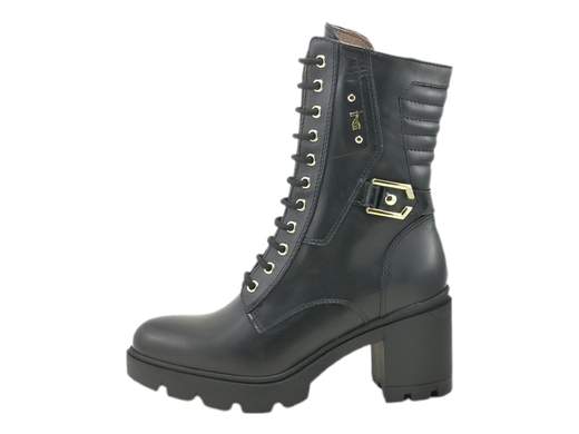 Scopri gli Anfibi Donna NeroGiardini I411902D in pelle nera con gambale alto, dettagli dorati e tacco di 7 cm. Eleganti e grintosi, acquistali ora su Laporta Calzature! <br /><br />Gli Anfibi Donna NeroGiardini I411902D, disponibili su Laporta Calzature, sono l’emblema dello stile urbano con un tocco glam irresistibile. <br />Realizzati interamente in pelle nera di alta qualità, questi anfibi con gambale alto uniscono eleganza e praticità. <br />La doppia chiusura con lacci e zip laterale assicura una calzata facile e personalizzabile, mentre il sottopiede imbottito in pelle garantisce comfort anche nelle giornate più fredde. <br />La suola in gomma carrarmato, completata da un tacco di 7 cm, dona un’altezza perfetta per affrontare ogni occasione con grinta. <br />I dettagli in metallo dorato aggiungono luminosità al look, rendendo questi anfibi ideali per un outfit urban style che non passa inosservato. <br />Aggiungi carattere al tuo stile invernale: acquista ora su Laporta Calzature e cammina con classe Made in Italy!