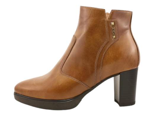 Scopri i Tronchetti Donna NeroGiardini I411200D in pelle, eleganti e pratici con tacco di 7 cm e zip laterale. Acquista ora su Laporta Calzature!<br /><br />I Tronchetti Donna NeroGiardini I411200D, disponibili su Laporta Calzature, sono il mix perfetto di stile, comfort e versatilità. Realizzati interamente in pelle di qualità, questi tronchetti esprimono un’eleganza senza tempo, ideale per completare ogni look. <br />La comoda zip laterale rende la calzata rapida e senza sforzo, mentre il sottopiede imbottito in pelle garantisce un comfort che dura tutto il giorno. <br />La suola in gomma, con tacco di 7 cm e plateau di 1,5 cm, ti offre un tocco di altezza e sicurezza, perfetti per affrontare sia una lunga giornata in ufficio che una serata speciale. <br />Dai un tocco di grinta e raffinatezza al tuo stile: acquista ora su Laporta Calzature e fai ogni passo con classe!