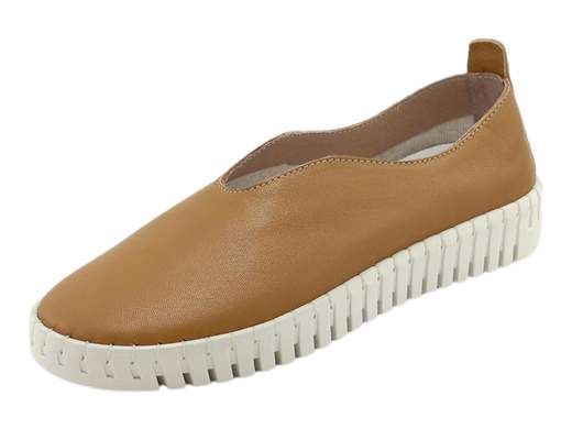 Ballerine CINZIA Soft PQ8245449C in pelle morbidissima, fodera traspirante e suola flessibile da 3 cm. Comfort e stile perfetti per l’estate! <br /><br />Leggere come una piuma, fresche come una brezza estiva! <br />Le ballerine CINZIA Soft PQ8245449C, in pelle morbidissima color cuoio, avvolgono il piede con delicatezza, mentre la fodera traspirante assicura il massimo comfort anche nelle giornate più calde. <br />Il plantare imbottito in pelle è estraibile, adattandosi a ogni esigenza, e la suola flessibile con intagli da 3 cm dona leggerezza e libertà di movimento. <br />Pratiche, versatili e perfette per ogni occasione! Disponibili su Laporta Calzature, provale subito!