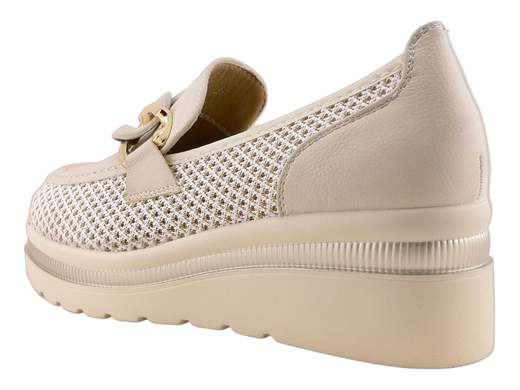 Mocassino da donna con tessuto traforato traspirante, dettaglio gioiello e zeppa in gomma light di 5,5 cm per unire eleganza e comfort assoluto.