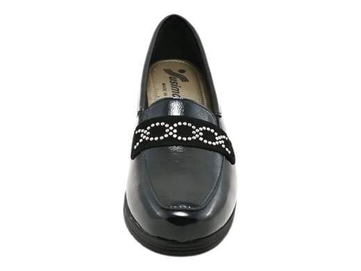 Scopri i Mocassini Donna Susimoda 84080/59 in vernice con accessorio in camoscio e strass, doppio plantare e tacco antiscivolo, su Laporta Calzature. Acquista ora!<br /><br />I Mocassini Donna Susimoda 84080/59, disponibili su Laporta Calzature, combinano stile e comfort in modo sorprendente! <br />Realizzati in morbida vernice con fodera in tessuto, questi mocassini si distinguono per l’elegante accessorio in camoscio arricchito da strass, perfetto per aggiungere un tocco glamour al tuo outfit. <br />Il doppio plantare imbottito in pelle, di cui uno estraibile, ti permette una vestibilità personalizzata, adattandosi perfettamente a ogni piede. <br />Il fondo in gomma antiscivolo e flessibile con tacco a blocco di 3,5 cm garantisce stabilità e comfort in ogni occasione, sia che tu stia affrontando una giornata in ufficio sia che tu stia uscendo per una serata speciale. <br />Non aspettare, dai un tocco di eleganza pratica al tuo look e acquista ora su Laporta Calzature!