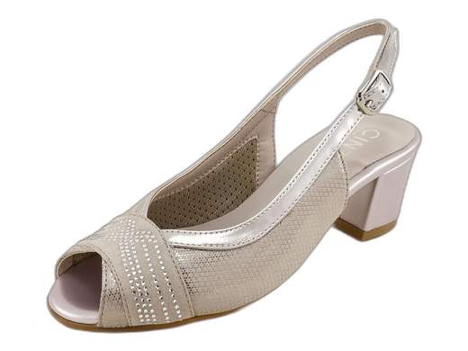 Sandali slingback CINZIA Soft MM295592 in camoscio lucido e vernice con strass, tacco a blocco 5 cm e suola antiscivolo. Eleganza e comfort Made in Italy! <br /><br />Eleganti, comodi e con quel tocco di luce che fa la differenza! <br />I sandali slingback CINZIA Soft MM295592 mixano camoscio lucido, vernice e strass per un look raffinato e versatile. <br />Il cinturino posteriore con fibbia assicura stabilità, mentre il sottopiede imbottito coccola ogni passo. <br />Il tacco a blocco da 5 cm è l’alleato perfetto per serate chic senza rinunciare al comfort. Suola antiscivolo per danzare in sicurezza ovunque. <br />Made in Italy, sinonimo di qualità e stile. Disponibili su Laporta Calzature… pronti a brillare con te!