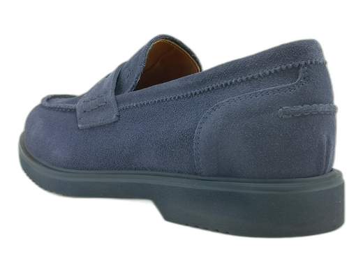 Mocassini uomo in pelle scamosciata NeroGiardini: stile casual chic e comfort top. Perfetti per lavoro o serate. Scoprili subito!<br /><br />Mocassini uomo NeroGiardini E500600U: eleganza disinvolta con un tocco di classe. <br />Realizzati in pelle scamosciata e foderati interamente in pelle, garantiscono comfort grazie al sottopiede imbottito. <br />Il design college con mascherina penny loafer aggiunge carattere, mentre la suola in gomma antiscivolo con tacco da 2,5 cm ti assicura stabilità in ogni occasione. <br />Perfetti per il lavoro, le uscite serali o gli eventi in cui vuoi fare centro senza rinunciare alla comodità. Provali ora!