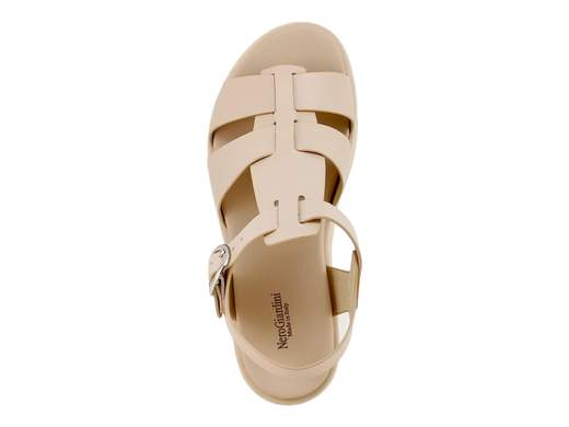 Sandalo donna NeroGiardini in pelle con suola platform da 3 cm, chiusura con fibbia e fussbett imbottito per un comfort urbano grintoso.