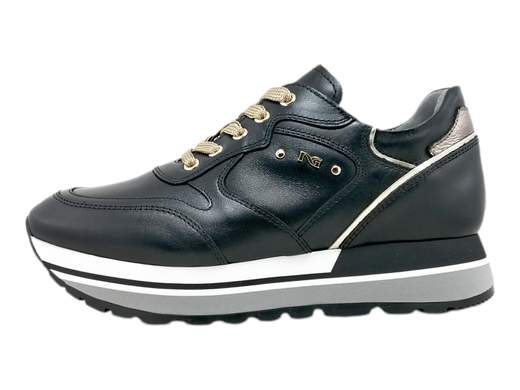 Scopri l'eccellenza italiana con la sneaker da donna NeroGiardini I308330D. Realizzata interamente in pelle, presenta un particolare accessorio logato per un tocco di stile. Il sottopiede in pelle estraibile DryGo assorbe l'umidità, garantendo comfort e benessere durante tutto il giorno. Con un moderno fondo platform alto 4 cm, questa sneaker unisce moda e funzionalità per un look irresistibile. Prova l'arte artigianale italiana ad ogni passo. Acquista ora e vivi l'eleganza Made in Italy.