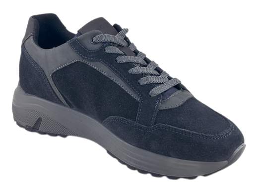 Sneakers uomo in pelle scamosciata bicolore, leggere e ammortizzate, ideali per camminare a lungo con comfort quotidiano.<br /><br />Queste sneakers da uomo combinano stile urbano raffinato e comfort avanzato, risultando perfette per un utilizzo quotidiano e prolungato. La tomaia è realizzata in pelle scamosciata bicolore blu notte con inserto grigio, una combinazione elegante e versatile che si adatta facilmente sia a look casual sia a outfit più curati.<br /><br />La calzata è comoda e ben bilanciata, studiata per accompagnare il piede durante tutta la giornata. La soletta estraibile in pelle memory foam, traspirante e ammortizzata, assicura un appoggio morbido e confortevole, riducendo l’affaticamento anche dopo molte ore di utilizzo.<br /><br />La chiusura con lacci a 6 fori permette una regolazione precisa e personalizzata, garantendo stabilità e adattabilità a ogni tipo di piede. Il vero punto di forza è il fondo running in poliuretano alto 4 cm, leggero e flessibile, progettato per offrire ottimo assorbimento degli urti. La sua forma sportiva favorisce una naturale proiezione del peso in avanti, rendendo queste sneakers particolarmente indicate per lunghe camminate e utilizzo continuo.<br /><br />Ideali per il tempo libero, il lavoro informale e la vita urbana, rappresentano una scelta affidabile per chi cerca comfort, leggerezza e stile Made in Italy in un’unica calzatura.