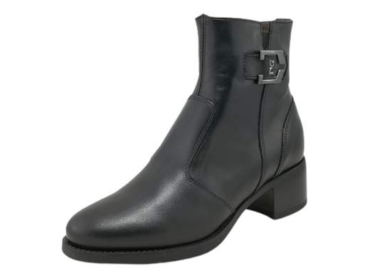 Scopri l'eleganza senza tempo con il tronchetto da donna NeroGiardini I308232D. Realizzato interamente in pelle e impreziosito da un raffinato accessorio metal, questo tronchetto è il perfetto connubio tra stile e comfort. Il sottopiede in pelle estraibile DryGo assorbe l'umidità, garantendo comfort e benessere ad ogni passo. La suola in gomma offre una presa sicura, mentre il tacco comodo alto 4 cm aggiunge un tocco di sofisticatezza. Questo tronchetto Made in Italy è la scelta ideale per una donna moderna e raffinata. Acquista ora e vivi l'autentica bellezza italiana.