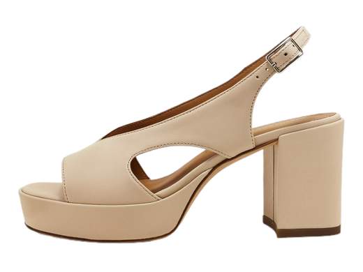 Scopri l'eleganza senza tempo con il sandalo da donna Gianmarco Sorelli 2191/Nora. Questo sandalo incanta con il suo design sofisticato. Realizzato interamente in pelle, presenta uno scollo a V che dona un tocco di raffinatezza. Il tacco a blocco di 7,5 cm e il plateau di 2,5 cm, entrambi rivestiti in pelle, offrono comfort e stile impeccabile. Con una raffinata combinazione di eleganza e artigianato italiano, il sandalo Gianmarco Sorelli 2191/Nora è la scelta ideale per qualsiasi occasione. Aggiungi un tocco di raffinatezza al tuo guardaroba con questo capolavoro di stile italiano.