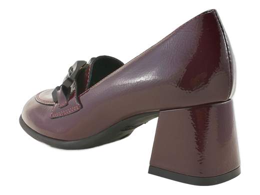 Mocassini IGI&CO 8696111 Fabiana in vernice naplack con catena e tacco a blocco. Eleganza e comfort in puro stile Made in Italy.<br /><br />I mocassini IGI&CO 8696111 Fabiana sono la perfetta sintesi tra classe e comodità. Realizzati in morbida vernice naplack bordeaux (bordò), conquistano al primo sguardo grazie al raffinato accessorio a catena che aggiunge un tocco glamour senza rinunciare alla sobrietà.<br /><br />Il sottopiede in pelle imbottito avvolge il piede in un comfort totale, mentre il tacco a blocco da 5,5 cm e la suola in gomma antiscivolo assicurano stabilità e praticità in ogni momento della giornata.<br /><br />Ideali per l’ufficio, una passeggiata in centro o una serata chic, questi mocassini sono l’emblema dello stile raffinato che non rinuncia al benessere.<br />Ovviamente Made in Italy — eleganza e comfort firmati dalla tradizione artigianale italiana.<br /><br />Provali e scopri quanto può essere comodo essere impeccabilmente elegante!