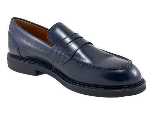 Elegante mocassino da uomo NeroGiardini in pelle semi lucida con suola in gomma e sottopiede imbottito, ideale per cerimonia e abbigliamento formale Made in Italy.