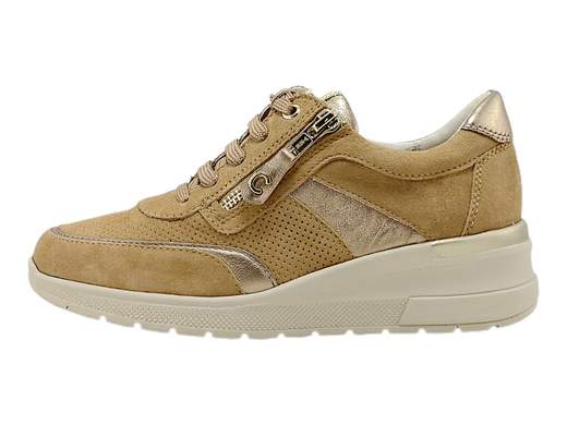 Scopri le Sneakers Donna CINZIA Soft IV419898 002 in pelle scamosciata con inserti laminati, comode e pratiche, su Laporta Calzature. Acquista ora!<br /><br />Le Sneakers Donna CINZIA Soft IV419898 002, disponibili su Laporta Calzature, offrono un mix perfetto di stile e praticità. <br />Realizzate in pelle scamosciata con eleganti inserti laminati, queste sneakers presentano una chiusura ottimizzata con lacci e due zip laterali, garantendo una calzata facile e veloce. <br />Il sottopiede imbottito estraibile in tessuto assorbente assicura un comfort eccezionale e la zeppa in gomma leggera di 4,5 cm aggiunge altezza senza sacrificare la comodità. <br />Ideali per completare qualsiasi look primaverile, queste sneakers combinano funzionalità e moda. <br />Non perdere l'occasione di aggiungere queste sneakers al tuo guardaroba, acquista ora su Laporta Calzature!