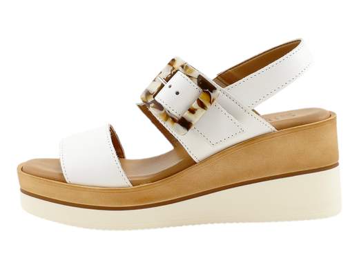 Sandali zeppa Cinzia Soft TS71184 con fasce in pelle e maxi fibbia. Comodi e leggeri, perfetti per le giornate estive. Made in Italy.<br /><br />Se cerchi il compromesso perfetto tra stile e comfort, i sandali zeppa Cinzia Soft TS71184 sono la risposta alle tue preghiere fashion.<br /><br />Due fasce in pelle che coccolano il piede e una maxi fibbia colorata che dice “sono comoda, ma con personalità”. Il sottopiede imbottito in pelle ti fa dimenticare di averle ai piedi, anche dopo chilometri.<br /><br />La zeppa bicolore da 7 cm è alta il giusto per slanciare senza stancare, mentre la suola in gomma antiscivolo ti accompagna sicura ovunque: dalla passeggiata sotto il sole alla valigia pronta per le vacanze.<br /><br />Classici, leggeri e super pratici. E ovviamente, *Made in Italy*.