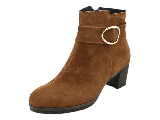 Scopri i Tronchetti Donna Susimoda 84210/81 in camoscio con cinturino e accessorio metal, comodi ed eleganti con tacco a blocco di 5,5 cm. Acquista ora! <br /><br />I Tronchetti Donna Susimoda 84210/81, disponibili su Laporta Calzature, uniscono comfort e stile in un design raffinato e versatile. <br />Realizzati in camoscio invernale di qualità, questi tronchetti sono impreziositi da un elegante cinturino alla caviglia con un grazioso accessorio metal, che aggiunge un tocco di classe. <br />La pratica zip laterale consente una calzata rapida e senza sforzo, ideale per le giornate piene ma sempre all'insegna dell'eleganza. <br />Il sottopiede imbottito in pelle assicura un comfort duraturo, mentre la suola in gomma antiscivolo e il tacco a blocco di 5,5 cm offrono stabilità e un pizzico di altezza. <br />Perfetti per un outfit da ufficio o per una serata spensierata con gli amici. <br />Scegli raffinatezza e praticità: acquista ora su Laporta Calzature e rendi unico ogni passo!