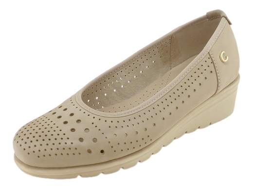 Ballerine CINZIA Soft IV2123266 in nabuk traforato beige, con plantare memory foam e zeppa flessibile da 3,5 cm. Comfort e stile anche d’estate! <br /><br />Fresche, leggere e incredibilmente comode! <br />Le ballerine CINZIA Soft IV2123266, realizzate in morbida pelle nabuk traforata color beige, sono la scelta perfetta per affrontare le giornate più calde con stile. <br />Il plantare imbottito in memory foam coccola il piede, mentre la zeppa flessibile da 3,5 cm offre il giusto supporto senza rinunciare alla leggerezza. <br />Perfette dal lavoro al tempo libero, sono il mix ideale di praticità ed eleganza. Disponibili su Laporta Calzature, falle tue ora!