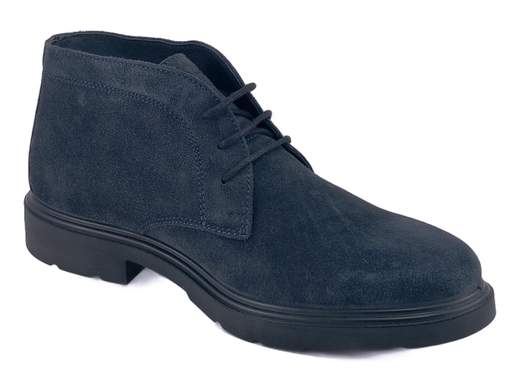 Desert boot in pelle scamosciata blu notte con soletta estraibile e suola leggera. Comode, eleganti e versatili per lavoro e tempo libero.<br /><br />Queste desert boot in pelle scamosciata blu notte rappresentano una scelta raffinata e attuale per chi cerca uno stile sobrio ma ricercato, perfetto da indossare ogni giorno. Il colore profondo e la texture morbida della pelle donano eleganza senza risultare formali.<br /><br />La classica allacciatura a 3 fori assicura una regolazione semplice e sempre precisa, mentre la fodera interamente in pelle contribuisce a mantenere il piede confortevole e ben traspirante. La soletta imbottita ed estraibile migliora l’appoggio e rende la calzata morbida anche dopo molte ore di utilizzo.<br /><br />La suola in poliuretano con tacco da 3 cm è leggera, flessibile e ammortizzante: accompagna il passo in modo naturale e rende queste desert boot ideali per affrontare le giornate più fredde senza affaticare il piede.<br /><br />Versatili e facili da abbinare, sono perfette sia per il lavoro e l’ufficio, sia per le uscite serali, adattandosi con naturalezza a tutti gli outfit casual raffinati.<br />Aggiungile ora al carrello e scegli una desert boot comoda ed elegante, pensata per accompagnarti ogni giorno con stile e comfort.<br /><br />Made in Italy.