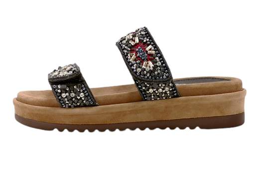 Scopri le Ciabatte Donna CINZIA Soft IT1021 002 con fasce decorate e regolabili, comfort eccezionale e platform elegante, su Laporta Calzature. Acquista ora!<br /><br />Le Ciabatte Donna CINZIA Soft IT1021 002, disponibili su Laporta Calzature, offrono un mix perfetto di eleganza e comfort. <br />Realizzate con due fasce decorate con pietre e strass multicolore, queste ciabatte aggiungono un tocco di glamour a qualsiasi look. Entrambe le fasce sono regolabili a strappo, permettendo un’adattabilità ottimale per ogni tipo di piede. <br />Il sottopiede imbottito assicura un comfort prolungato e una stabilità eccellente durante tutta la giornata. Il fondo platform di 3,5 cm, rivestito in tinta, non solo aggiunge un tocco di stile, ma garantisce anche una calzata comoda. <br />Non perdere l’occasione di aggiungere un tocco di brillantezza al tuo guardaroba, acquista ora su Laporta Calzature!