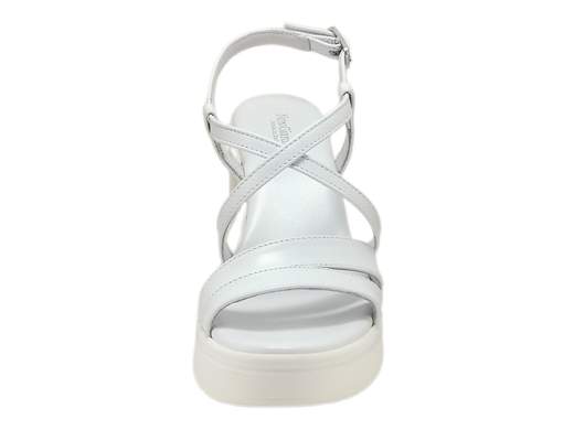 Sandali NeroGiardini con tacco a blocco 9,5 cm e plateau: eleganti, comodi e Made in Italy. Perfetti dal giorno alla sera!<br /><br />I sandali donna NeroGiardini E513660D sono la risposta fashion a tutte le indecisioni del tipo “e oggi cosa mi metto?”. Con il loro stile elegante ma con quel twist sportivo, questi sandali con tacco alto a blocco sono il compromesso ideale tra glamour e comfort.<br /><br />La tomaia in pelle incrociata avvolge il piede con classe, mentre la fibbia regolabile ti garantisce una calzata personalizzata (niente scivoloni imbarazzanti!). Il sottopiede imbottito in pelle è una vera coccola, anche quando li indossi dalla mattina fino all’aperitivo.<br />E grazie al tacco a blocco da 9,5 cm con plateau da 2,5 cm, puoi stare su alti livelli… senza soffrire!<br /><br />Perfetti come sandali da cerimonia, per un look da ufficio sofisticato, o per le tue serate estive più trendy.<br />E ovviamente, 100% *Made in Italy*.<br /><br />Indossali e lascia che parlino loro: eleganza comoda e zero compromessi!