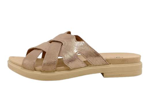 Scopri le Ciabatte Donna IGI&CO 5669822 Stella in pelle metallizzata caramel, comode e pratiche, su Laporta Calzature. Acquista ora!<br /><br />Le Ciabatte Donna IGI&CO 5669822 Stella, disponibili su Laporta Calzature, combinano stile e comfort per l'uso quotidiano. <br />La tomaia è realizzata con eleganti strisce incrociate in morbida pelle metallizzata con effetto nuvolato color caramel, donando un look raffinato e moderno. <br />Il comodo tacco di 2 cm e il sottopiede in tessuto antiscivolo offrono un'ottima stabilità, mentre la suola in poliuretano leggera e flessibile garantisce un effetto ammortizzante per un comfort prolungato. <br />Queste ciabatte, Made in Italy, sono perfette per essere indossate tutto il giorno grazie alla loro praticità e leggerezza. <br />Aggiungi un tocco di stile e comfort al tuo look, acquista ora su Laporta Calzature!