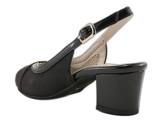 Sandali slingback CINZIA Soft MM295592 in camoscio lucido e vernice con strass, tacco a blocco 5 cm e suola antiscivolo. Eleganza e comfort Made in Italy! <br /><br />Eleganti, comodi e con quel tocco di luce che fa la differenza! <br />I sandali slingback CINZIA Soft MM295592 mixano camoscio lucido, vernice e strass per un look raffinato e versatile. <br />Il cinturino posteriore con fibbia assicura stabilità, mentre il sottopiede imbottito coccola ogni passo. <br />Il tacco a blocco da 5 cm è l’alleato perfetto per serate chic senza rinunciare al comfort. Suola antiscivolo per danzare in sicurezza ovunque. <br />Made in Italy, sinonimo di qualità e stile. Disponibili su Laporta Calzature… pronti a brillare con te!