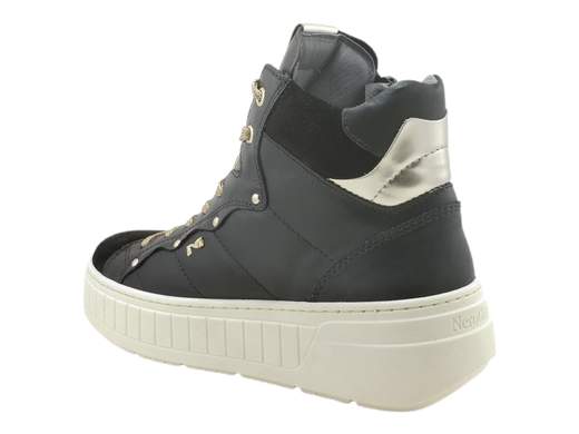 Scopri le Sneakers Alte Donna NeroGiardini I411633D in pelle e camoscio con accessorio logato, comfort e stile Made in Italy. Acquista ora su Laporta Calzature!<br /><br />Le Sneakers Alte Donna NeroGiardini I411633D, disponibili su Laporta Calzature, sono perfette per chi ama uno stile deciso e chic. <br />Realizzate in pelle e camoscio, con accessorio logato sul lato esterno, queste sneakers combinano eleganza e un tocco di grinta che non passa inosservato. <br />La fodera in morbida pelle e il sottopiede estraibile DryGo mantengono i tuoi piedi freschi e comodi tutto il giorno, assorbendo l’umidità con facilità. <br />La doppia chiusura con lacci e zip laterale rende la calzata pratica e veloce, mentre il fondo platform di 5 cm in gomma ti offre altezza e stabilità. <br />Che tu sia in modalità “sportiva chic” o in vena di aggiungere un tocco audace all’outfit, queste sneakers sono la scelta ideale. <br />Dai carattere ai tuoi look e acquista ora su Laporta Calzature!