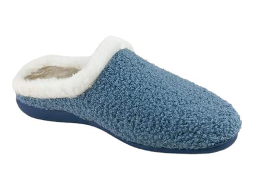 Pantofole donna CINZIA Soft LZD31 002 invernali aperte dietro in lana cotta jeans con suola in gomma naturale<br /><br />Pantofole donna invernali CINZIA Soft LZD31 002 aperte dietro, ideali per affrontare la stagione fredda con comfort e praticità. La tomaia è realizzata in lana cotta a ricciolo color jeans, calda e resistente, arricchita da una bordatura in pelliccia sintetica che aumenta la sensazione di morbidezza e protezione.<br /><br />La fodera interna in peluche caldo assicura un comfort avvolgente e mantiene il piede piacevolmente al caldo. Il sottopiede in velluto imbottito offre un appoggio confortevole ed è strutturato con un rialzo interno sotto il tallone che funge da tacco: esternamente la pantofola appare piatta, ma internamente garantisce maggiore stabilità e una postura più naturale.<br /><br />Il fondo complessivo è alto 4 cm, ottenuto dall’unione del rialzo interno e della suola in gomma naturale, flessibile e antiscivolo, adatta anche a superfici leggermente bagnate. Una pantofola perfetta per la casa, il relax quotidiano e le attività domestiche invernali, pensata per chi cerca calore, comfort e sicurezza.