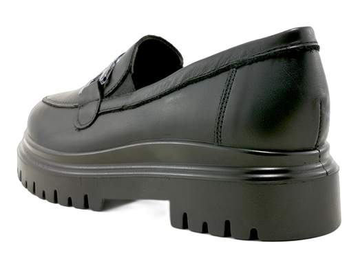 Mocassini donna IGI&CO 8663800 Stefany in pelle con accessorio lucido e fondo carrarmato. Comodi, leggeri e raffinati. Made in Italy.<br /><br />I mocassini IGI&CO 8663800 Stefany uniscono stile e comfort in perfetto equilibrio. Realizzati in morbida pelle, si distinguono per il grazioso accessorio lucido che dona un tocco chic e moderno, rendendoli perfetti per ogni occasione.<br /><br />Il plantare in pelle con imbottitura memory foam assicura una morbidezza incredibile, mentre il fondo carrarmato in poliuretano con tacco di 4 cm offre leggerezza, flessibilità e stabilità a ogni passo.<br /><br />Ideali per l’ufficio, per il tempo libero o per un’uscita serale, sono la scelta giusta per chi vuole un look sportivo ma elegante, senza rinunciare al comfort.<br />Ovviamente Made in Italy — perché la qualità si vede (e si sente) a ogni passo.<br /><br />Vuoi sentirti comoda ma sempre impeccabile? Questi mocassini sono fatti apposta per te.