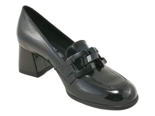 Mocassini IGI&CO 8696100 Fabiana in vernice naplack con catena e tacco a blocco. Eleganza e comfort in puro stile Made in Italy.<br /><br />I mocassini IGI&CO 8696100 Fabiana sono la perfetta sintesi tra classe e comodità. Realizzati in morbida vernice naplack nero, conquistano al primo sguardo grazie al raffinato accessorio a catena che aggiunge un tocco glamour senza rinunciare alla sobrietà.<br /><br />Il sottopiede in pelle imbottito avvolge il piede in un comfort totale, mentre il tacco a blocco da 5,5 cm e la suola in gomma antiscivolo assicurano stabilità e praticità in ogni momento della giornata.<br /><br />Ideali per l’ufficio, una passeggiata in centro o una serata chic, questi mocassini sono l’emblema dello stile raffinato che non rinuncia al benessere.<br />Ovviamente Made in Italy — eleganza e comfort firmati dalla tradizione artigianale italiana.<br /><br />Provali e scopri quanto può essere comodo essere impeccabilmente elegante!