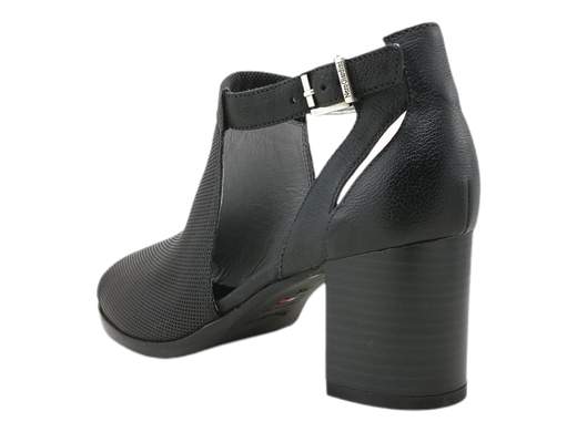 Tronchetto NeroGiardini E409760D: eleganza a tutta altezza!<br />Pelle micro forata, fodera interna, fibbia, sottopiede imbottito e tacco di 7 cm. Acquista subito!