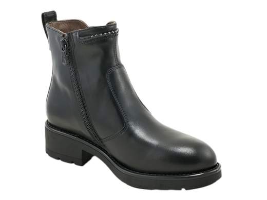 Scopri gli Stivaletti Donna NeroGiardini I411870D in pelle con borchie e tacco a blocco di 3,5 cm. Eleganza grintosa Made in Italy. Acquistali ora su Laporta Calzature! <br /><br />Gli Stivaletti Donna NeroGiardini I411870D, disponibili su Laporta Calzature, offrono una combinazione irresistibile di praticità, stile e qualità artigianale Made in Italy. <br />Realizzati interamente in pelle di pregio, sono impreziositi da un elegante filo di borchie metalliche con logo, per un tocco grintoso e sofisticato. <br />La chiusura con zip laterale li rende facili da indossare, perfetti per le giornate dinamiche. <br />Il sottopiede imbottito in pelle garantisce un comfort duraturo, mentre la robusta suola in gomma con leggero carrarmato e tacco a blocco di 3,5 cm offre stabilità e una nota di carattere. <br />Ideali per un outfit da ufficio o per una serata spensierata con amici. <br />Vuoi praticità e raffinatezza con grinta? Acquista ora su Laporta Calzature e cammina con stile!