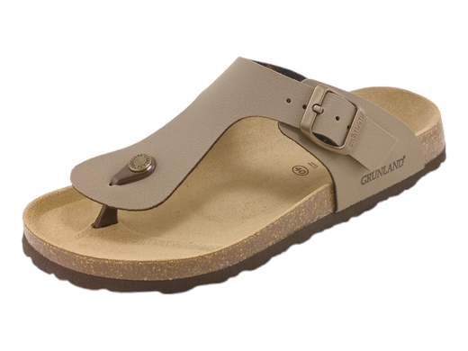 Ciabatte uomo Grunland in sughero e pelle scamosciata. Fresche, comode e regolabili con fibbia. Perfette per relax e look estivi.<br /><br />Non chiamatele semplici ciabatte: le Grunland CC 3011 40BOBO sono un inno al relax con stile. Ideali per l’estate, queste compagne di comfort ti seguono ovunque, dal giardino alla passeggiata sul lungomare.<br /><br />Dotate di un’ampia fibbia regolabile, si adattano perfettamente a ogni piede, anche a quelli che amano stare larghi. La loro forza? Il fondo in una speciale miscela naturale di sughero e lattice che offre leggerezza, traspirabilità e un tocco eco-friendly.<br /><br />Il sottopiede anatomico in pelle scamosciata è una coccola continua, mentre la suola in gomma leggera garantisce aderenza e libertà di movimento.<br /><br />Perfette per ogni outfit estivo, queste ciabatte Grunland non sfigurano mai, nemmeno in vacanza. Provare per credere.