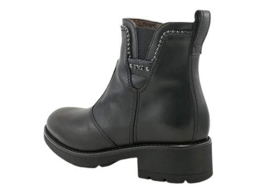 Scopri gli Stivaletti Donna NeroGiardini I411870D in pelle con borchie e tacco a blocco di 3,5 cm. Eleganza grintosa Made in Italy. Acquistali ora su Laporta Calzature! <br /><br />Gli Stivaletti Donna NeroGiardini I411870D, disponibili su Laporta Calzature, offrono una combinazione irresistibile di praticità, stile e qualità artigianale Made in Italy. <br />Realizzati interamente in pelle di pregio, sono impreziositi da un elegante filo di borchie metalliche con logo, per un tocco grintoso e sofisticato. <br />La chiusura con zip laterale li rende facili da indossare, perfetti per le giornate dinamiche. <br />Il sottopiede imbottito in pelle garantisce un comfort duraturo, mentre la robusta suola in gomma con leggero carrarmato e tacco a blocco di 3,5 cm offre stabilità e una nota di carattere. <br />Ideali per un outfit da ufficio o per una serata spensierata con amici. <br />Vuoi praticità e raffinatezza con grinta? Acquista ora su Laporta Calzature e cammina con stile!
