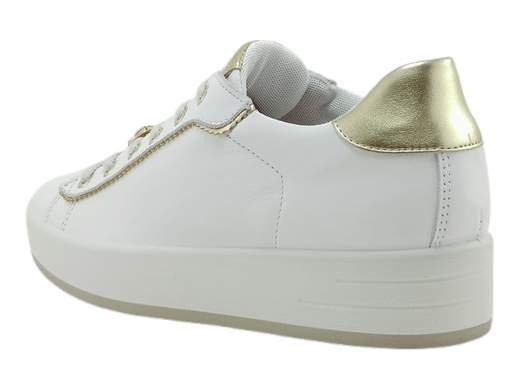 Sneakers donna IGI&CO Alina 7655200 in pelle bianca con dettagli oro, charm removibile e platform 3,5 cm. Comfort e stile Made in Italy su Laporta Calzature! <br /><br />Se vuoi dare un tocco glam ai tuoi passi, le IGI&CO Alina 7655200 sono la scelta perfetta! <br />In pelle bianca con eleganti dettagli oro, queste sneakers sprizzano stile da ogni angolazione. <br />Il charm removibile in oro e strass sui lacci aggiunge un tocco di luce, mentre il plantare imbottito ed estraibile è sufficientemente spesso da permettere l'inserimento di un supporto personalizzato. <br />Il platform da 3,5 cm assicura comfort e slancio alla silhouette. <br />Scoprile ora su Laporta Calzature e rendi ogni tuo outfit impeccabile!