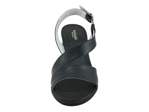 Raffinato sandalo da donna NeroGiardini con tacco a blocco di 6,5 cm, doppia fascia in pelle con fibbia e suola antiscivolo, disponibile in nero e lino.