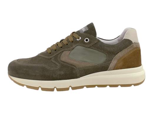 Sneakers uomo NeroGiardini in camoscio e materiale tecnico. Comode, traspiranti e versatili, con suola antiscivolo. Scopri su Laporta Calzature! Made in Italy. <br /><br />Le sneakers NeroGiardini I400420U sono il connubio perfetto tra stile e praticità. <br />Realizzate con tomaia in camoscio e materiale tecnico, e con fodera in pelle, offrono un comfort superiore grazie al sottopiede imbottito estraibile DryGo, che garantisce traspirabilità e igiene per tutta la giornata. <br />La suola in gomma antiscivolo e la chiusura con lacci completano un design minimale e raffinato, ideale per il lavoro e il tempo libero. <br />Un must-have per il guardaroba maschile, queste sneakers sono pronte ad accompagnarti ovunque. <br />Scoprile ora su Laporta Calzature e aggiungi un tocco Made in Italy al tuo stile!