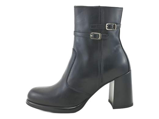 Tronchetti NeroGiardini in pelle nera con cinturini dorati e tacco 7,5 cm. Eleganti, comodi e grintosi per ufficio e sera. Made in Italy.<br /><br />Questi tronchetti NeroGiardini sanno come farsi notare con eleganza. La pelle liscia nera è arricchita da due sottili cinturini con fibbiette dorate che avvolgono il gambale, regalando un tocco brillante e raffinato senza mai esagerare.<br /><br />All’interno trovi solo comfort: fodera in pelle e sottopiede memory in pelle imbottito, per una calzata piacevole e stabile anche a fine giornata. Il tacco a blocco da 7,5 cm, accompagnato da un plateau di 1 cm, slancia la figura ma resta sorprendentemente comodo grazie anche alla punta arrotondata.<br /><br />La zip laterale interna rende la calzata pratica e veloce, mentre la suola in gomma antiscivolo assicura sicurezza ad ogni passo. Sono tronchetti che sanno essere grintosi e raffinati allo stesso tempo, perfetti per valorizzare look eleganti ma anche outfit più disinvolti.<br /><br />Dall’ufficio alle uscite serali, quando il tacco fa davvero la differenza. Ovviamente Made in Italy.<br /><br />Se cerchi un tronchetto capace di unire stile, personalità e comfort, questo modello ti conquisterà al primo passo.