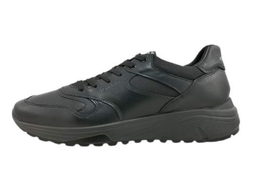 Sneakers uomo IGI&CO in pelle nera con inserti tecnici, soletta memory foam estraibile e fondo running leggero. Ideali per camminare a lungo.<br /><br />Le sneakers uomo IGI&CO 8640500 Seth sono pensate per chi cerca comfort elevato, qualità dei materiali e praticità quotidiana.<br />La tomaia è realizzata in pelle nera con inserti in tessuto tecnico, una combinazione che assicura resistenza, traspirabilità e uno stile sobrio facilmente abbinabile.<br /><br />La calzata è comoda e stabile, supportata dalla soletta estraibile in pelle con memory foam, progettata per assorbire gli impatti e garantire benessere anche dopo molte ore di utilizzo.<br />La chiusura con lacci a 6 fori consente una regolazione precisa e personalizzata, adattandosi perfettamente alla forma del piede.<br /><br />Elemento distintivo di questo modello è il fondo running in poliuretano alto 4 cm, leggero e flessibile, studiato per offrire ammortizzazione e sostegno durante la camminata.<br />La particolare conformazione del fondo proietta il peso in avanti, migliorando la postura del passo e rendendo queste sneakers ideali per lunghe camminate e uso prolungato giornaliero.<br /><br />Sneakers uomo versatili e funzionali, adatte a outfit casual, lavoro informale e tempo libero, perfette per chi desidera una scarpa pratica ma curata nei dettagli.<br />Made in Italy.
