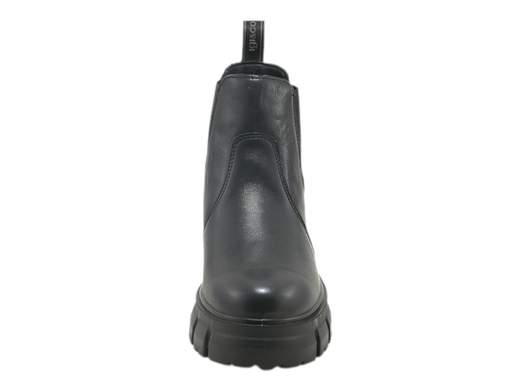 Scopri gli Stivaletti Chelsea Donna IGI&CO 6664200 Soraya in pelle nera con fondo carrarmato e tacco 5 cm. Eleganti e pratici, acquistali ora su Laporta Calzature! <br /><br />Gli Stivaletti Chelsea Donna IGI&CO 6664200 Soraya, disponibili su Laporta Calzature, sono il perfetto connubio tra stile senza tempo e praticità moderna. <br />Realizzati interamente in pelle nera, questi stivaletti presentano i classici elastici laterali che li rendono facili e veloci da indossare, ideali per chi non vuole perdere tempo senza rinunciare all’eleganza. <br />Il sottopiede imbottito in pelle, estraibile per la massima igiene, garantisce comfort duraturo, mentre il robusto fondo carrarmato in gomma e il tacco di 5 cm offrono leggerezza e grinta per affrontare ogni occasione. <br />Che tu stia andando al lavoro o uscendo con gli amici, questi Chelsea sono un must-have versatile e di carattere. <br />Aggiungi grinta al tuo look: acquista ora su Laporta Calzature e cammina con stile Made in Italy!