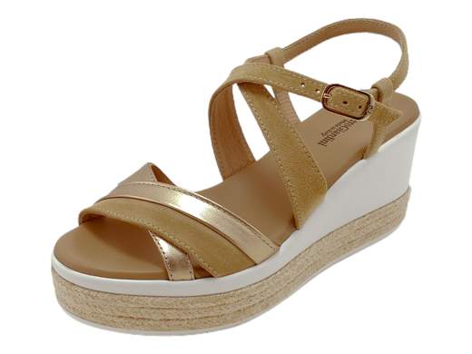 Scopri i Sandali Donna NeroGiardini E307710D in pelle velour e laminato, comodi e chic, su Laporta Calzature. Acquista ora!<br /><br />I Sandali Donna NeroGiardini E307710D, disponibili su Laporta Calzature, sono realizzati in morbida pelle velour e laminato con fodera in pelle, garantendo comfort e stile. <br />L'incrocio anteriore bi-materiale dona un look ricercato e unico. <br />Il cinturino incrociato sul collo del piede e il sottopiede imbottito in pelle assicurano una calzata estremamente comoda e stabile. <br />La zeppa di 7 cm, con elegante inserto in corda, offre la perfetta combinazione di altezza e comodità. <br />Orgogliosamente Made in Italy, questi sandali aggiungono un tocco di classe al tuo guardaroba estivo. <br />**Non lasciarteli sfuggire, acquista ora su Laporta Calzature!**