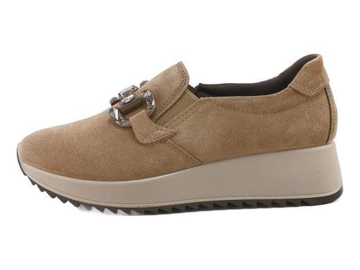 Mocassini Enval Soft 8779155 in pelle scamosciata fango con platform e accessorio in pietre. Comfort ed eleganza Made in Italy.<br /><br />I mocassini platform Enval Soft 8779155 Esther uniscono comfort e stile in perfetta armonia. Realizzati in morbida pelle scamosciata color fango, sono impreziositi da un raffinato accessorio in pietre che dona un tocco di luce discreta e ricercata.<br /><br />Il sottopiede in pelle imbottito con memory foam offre una sensazione di comfort assoluto, mentre la zeppa platform di 4 cm in poliuretano, leggera e antiscivolo, garantisce stabilità e benessere per tutto il giorno.<br /><br />Perfetti per accompagnarti dall’ufficio al tempo libero, questi mocassini Made in Italy sono la scelta giusta per chi non rinuncia mai a eleganza e comodità.<br /><br />Cammina con stile e leggerezza: provali subito e scopri il piacere del vero comfort italiano!