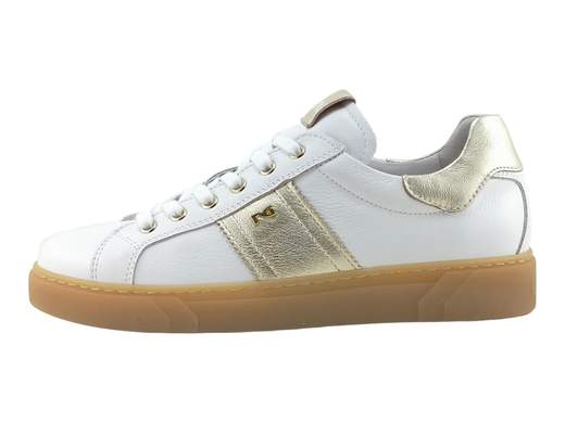 Scarpa sportiva donna NeroGiardini in pelle bianca con dettagli miele, suola platform ambra e plantare traspirante memory foam DryGo per un comfort urbano superiore.