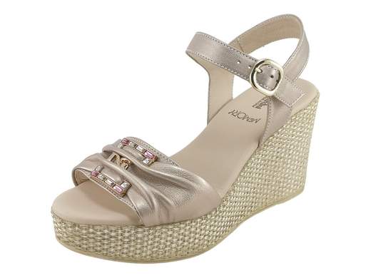 Elegante sandalo donna NeroGiardini in pelle nappa laminata sabbia con zeppa 8 cm, dettagli gioiello e plantare memory imbottito per un comfort urban raffinato.