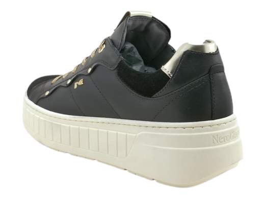 Scopri le Sneakers Donna NeroGiardini I411630D in pelle e camoscio con accessorio logato, comfort e stile Made in Italy. Acquista ora su Laporta Calzature!<br /><br />Le Sneakers Donna NeroGiardini I411630D, disponibili su Laporta Calzature, sono l’essenza di un’eleganza sportiva che si fa notare. <br />Realizzate in pelle e camoscio, con un accessorio logato sul lato esterno, aggiungono un tocco di grinta e classe al tuo look. <br />La fodera in morbida pelle e il sottopiede estraibile DryGo, capace di assorbire l’umidità, garantiscono freschezza e comfort per tutto il giorno. <br />E il fondo platform in gomma alto 5 cm? Ti dà quel piccolo slancio senza sacrificare la stabilità. Perfette per affrontare ogni momento della giornata con stile e personalità, dal caffè del mattino alla serata fuori. <br />Scegli un look deciso: acquista ora su Laporta Calzature e dai carattere ai tuoi passi!