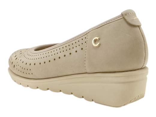 Ballerine CINZIA Soft IV2123266 in nabuk traforato beige, con plantare memory foam e zeppa flessibile da 3,5 cm. Comfort e stile anche d’estate! <br /><br />Fresche, leggere e incredibilmente comode! <br />Le ballerine CINZIA Soft IV2123266, realizzate in morbida pelle nabuk traforata color beige, sono la scelta perfetta per affrontare le giornate più calde con stile. <br />Il plantare imbottito in memory foam coccola il piede, mentre la zeppa flessibile da 3,5 cm offre il giusto supporto senza rinunciare alla leggerezza. <br />Perfette dal lavoro al tempo libero, sono il mix ideale di praticità ed eleganza. Disponibili su Laporta Calzature, falle tue ora!