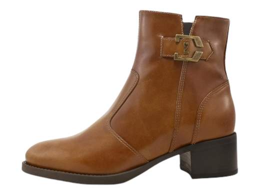 Scopri l'eleganza senza tempo con il tronchetto da donna NeroGiardini I308232D. Realizzato interamente in pelle e impreziosito da un raffinato accessorio metal, questo tronchetto è il perfetto connubio tra stile e comfort. Il sottopiede in pelle estraibile DryGo assorbe l'umidità, garantendo comfort e benessere ad ogni passo. La suola in gomma offre una presa sicura, mentre il tacco comodo alto 4 cm aggiunge un tocco di sofisticatezza. Questo tronchetto Made in Italy è la scelta ideale per una donna moderna e raffinata. Acquista ora e vivi l'autentica bellezza italiana.