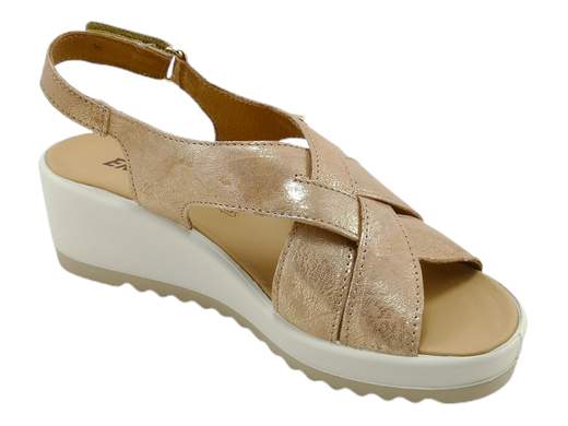 Scopri i Sandali Donna ENVAL Soft 5781133 Calypso in pelle laminata sabbia, comodi e avvolgenti, su Laporta Calzature. Acquista ora!<br /><br />I Sandali Donna ENVAL Soft 5781133 Calypso, disponibili su Laporta Calzature, offrono una combinazione perfetta di stile e comfort. <br />Realizzati in eleganti fasce incrociate in pelle laminata sabbia, questi sandali garantiscono una calzata comoda e avvolgente. <br />Il cinturino posteriore con chiusura a strappo assicura una regolazione ottimale e una tenuta sicura. <br />La zeppa leggera e flessibile di 5 cm aggiunge altezza senza compromettere la comodità. Il sottopiede morbido in pelle offre un comfort eccezionale e una stabilità duratura per l'uso quotidiano. <br />Orgogliosamente Made in Italy, questi sandali sono ideali per chi cerca qualità e stile. <br />Non perdere l'occasione di aggiungere un tocco di eleganza al tuo guardaroba, acquista ora su Laporta Calzature!