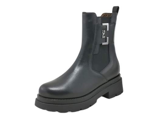 Esplora lo stile distintivo degli stivaletti Chelsea da donna NeroGiardini I309149D. Questi stivaletti rappresentano l'eleganza coniugata con un tocco di grinta. Realizzati in pelle e arricchiti da un accessorio metallico logato, si caratterizzano per una chiusura lampo laterale che aggiunge praticità senza compromettere lo stile. Il plantare imbottito in morbida pelle offre comfort durante tutta la giornata. Perfetti per le avventure invernali, gli stivaletti presentano una suola carrarmato e un tacco di 5 cm, donando un look combat boots che si adatta alle giornate più fredde. Coniugando artigianalità italiana e design autentico, questi stivaletti sono un'icona di stile per ogni donna. Aggiungi un tocco di eleganza e grinta al tuo guardaroba invernale con questo Made in Italy senza tempo.