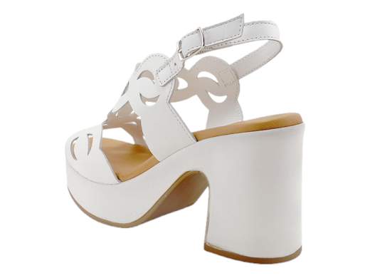 Sandali tacco Susimoda 2368/39 con sottopiede PIUMA Gel e tacco comodo. Eleganza e comfort senza rinunce. Provali ora!<br /><br />Hai sempre pensato che tacco alto facesse rima con sofferenza? I Susimoda 2368/39 sono qui per farti cambiare idea, con un mix irresistibile di stile e comfort.<br /><br />Le morbide fasce in pelle abbracciano il piede con sicurezza, dalla pianta fino al collo, mentre il cinturino regolabile in stile slingback ti regala una calzata su misura. Il tutto foderato internamente in pelle per una sensazione di benessere costante.<br /><br />Il vero segreto? Il sottopiede PIUMA Gel con imbottitura extra: una coccola per i tuoi piedi, anche con il tacco a blocco da 8,5 cm (e plateau da 3 cm, così non si sente nemmeno).<br /><br />Perfetti con outfit classici, casual chic o per una serata speciale. Insomma, sono i sandali che ti fanno dire: “tacchi sì, ma comodi!”<br /><br />Lavorazione artigianale Made in Italy.<br />Non farteli scappare: i tuoi piedi ringrazieranno!
